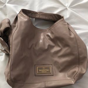 Valentino nude/pink patent leather nuage bow tie.